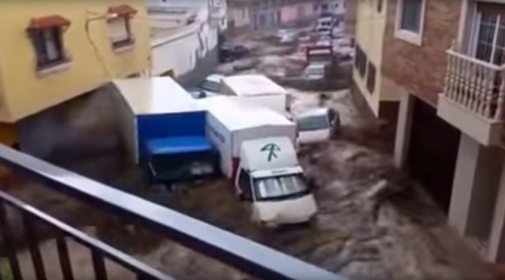 Τα νερά παρέσυραν… φορτηγά στην Ισπανία