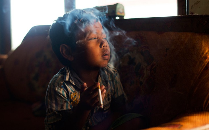 Εικόνες από παιδιά που καπνίζουν