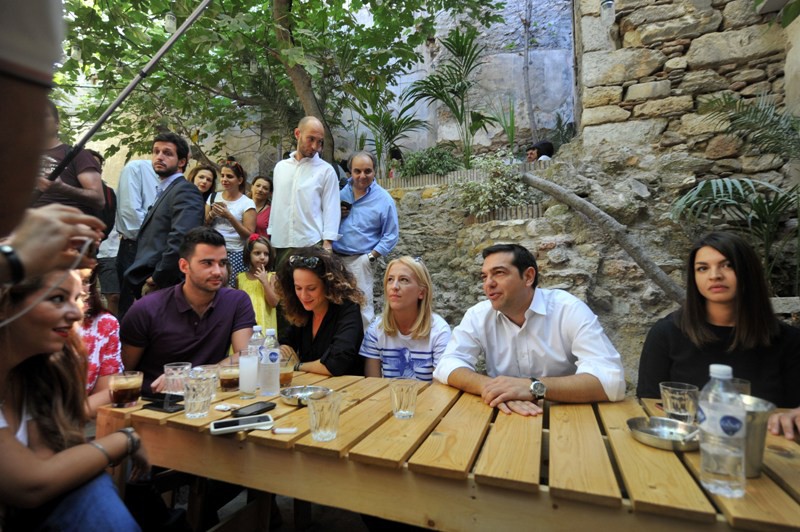 Με τη Νεολαία του ΣΥΡΙΖΑ στο Μοναστηράκι ο Αλέξης Τσίπρας