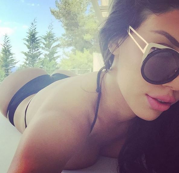 Βγάζει τα ρούχα της και βάζει φωτιές