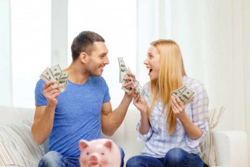 Τρεις συζητήσεις για τα χρήματα που πρέπει να κάνουν όλα τα ζευγάρια