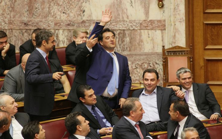 ÓõæÞôçóç óôçí ÏëïìÝëåéá ôçò ÂïõëÞò, ãéá ôéò ðñïãñáììáôéêÝò äçëþóåéò ôçò êõâÝñíçóçò ôçí ÔåôÜñôç 7 Ïêôùâñßïõ 2015// ÓÔÇ ÖÙÔÏÃÑÁÖÉÁ Ï ÁÄÙÍÉÓ ÃÅÙÑÃÉÁÄÇÓ ØÇÖÉÆÅÉ (EUROKINISSI/ÓÔÏËÇÓ ÐÁÍÁÃÉÙÔÇÓ)