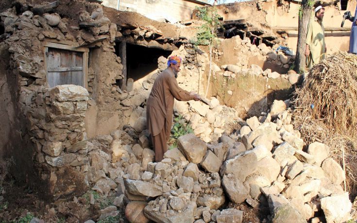 Ξεπέρασαν τους 350 οι νεκροί από το σεισμό στα σύνορα Αφγανιστάν – Πακιστάν
