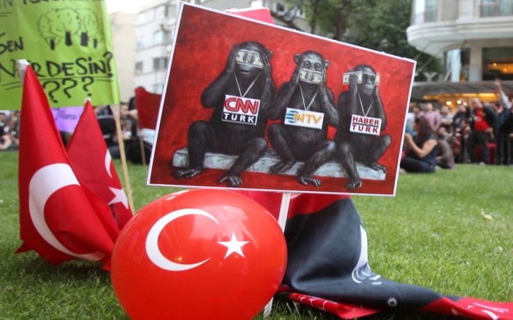 Συνεχίζει τα «χτυπήματα» κατά του Τύπου ο Ερντογάν