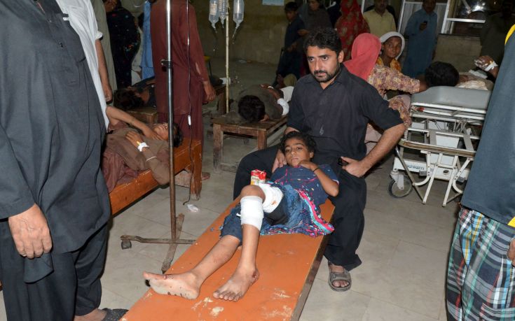 Τουλάχιστον 16 νεκροί από επίθεση βομβιστή καμικάζι στο Πακιστάν
