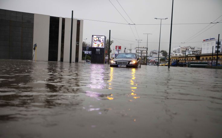 Δεκάδες κλήσεις στην Πυροσβεστική από τη βραδινή νεροποντή