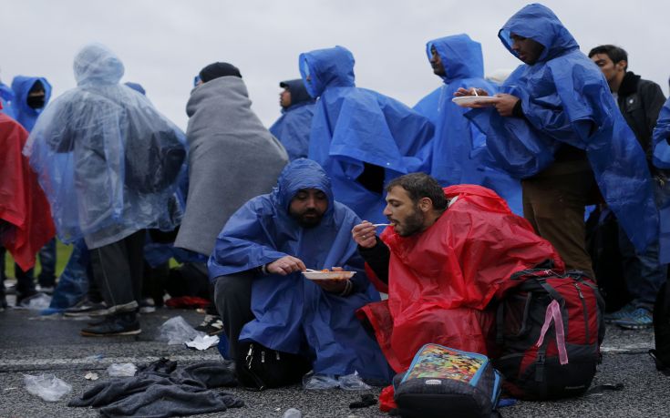 Η Σλοβενία κατεβάζει το στρατό στα σύνορα