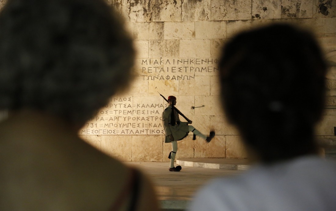 Όλα τα μέτρα του τρίτου μνημονίου που φέρνουν το τέλος της μεσαίας τάξης