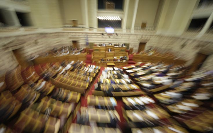 Κατατέθηκε στη Βουλή η τροπολογία για την αναστολή πώλησης των «κόκκινων» δανείων