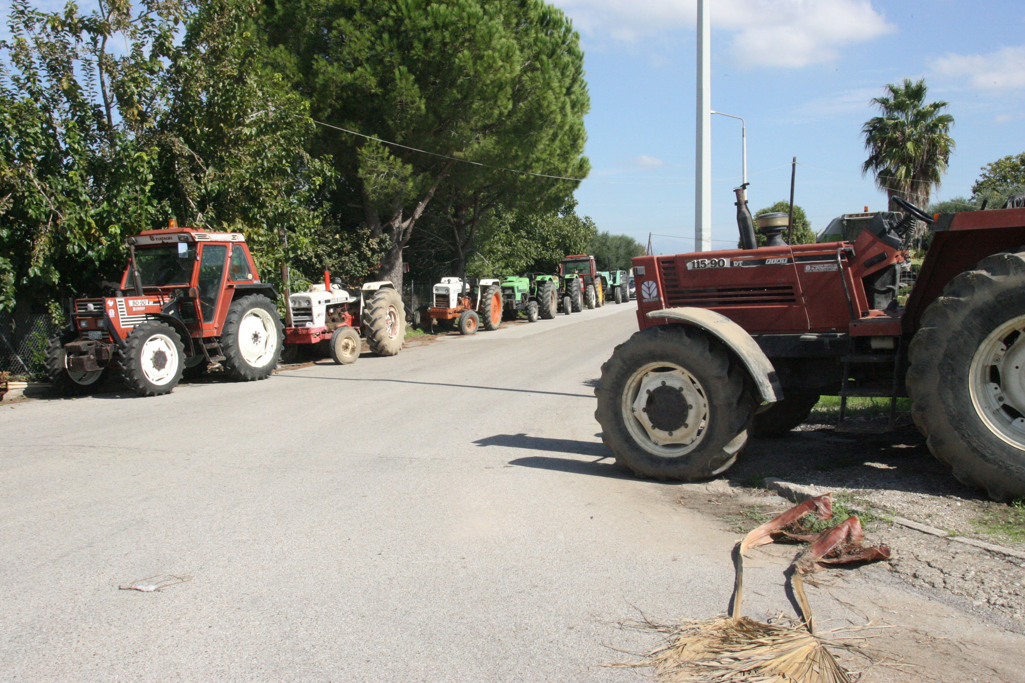 Τα τρακτέρ του κάμπου βγαίνουν στους δρόμους με μαύρες σημαίες