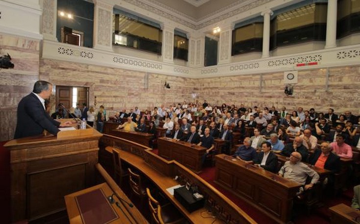 Θεοδωράκης: Θα ψηφίσουμε Πρόεδρο της Βουλής αν δεσμευτεί για νέο εκλογικό νόμο
