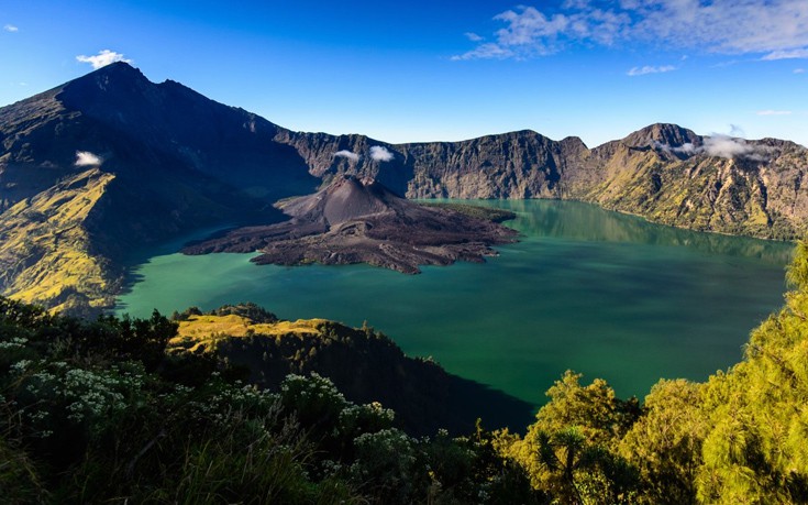 Το βουνό Rinjani είναι από τα υψηλότερα ηφαίστεια της Ινδονησίας με ύψος πάνω από 12.000 πόδια. Στο εντυπωσιακό τοπίο προστίθεται και η τιρκουάζ λίμνη μέσα στην καλντέρα. Θεωρείται ένα από τα πιο ιερά βουνά της χώρας. Το βουνό Rinjani είναι από τα υψηλότερα ηφαίστεια της Ινδονησίας με ύψος πάνω από 12.000 πόδια. Στο εντυπωσιακό τοπίο προστίθεται και η τιρκουάζ λίμνη μέσα στην καλντέρα. Θεωρείται ένα από τα πιο ιερά βουνά της χώρας.