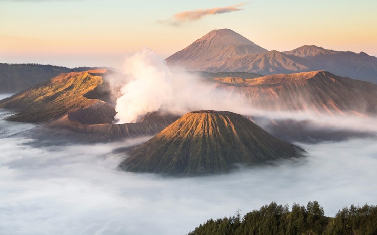 Το βουνό Bromo αποτελεί τμήμα του εθνικού πάρκου Bromo Tengger Semeru και βρίσκεται στην ανατολική Ιάβα. Η θέα από εκεί είναι απλώς εκπληκτική. Το βουνό Bromo αποτελεί τμήμα του εθνικού πάρκου Bromo Tengger Semeru και βρίσκεται στην ανατολική Ιάβα. Η θέα από εκεί είναι απλώς εκπληκτική.