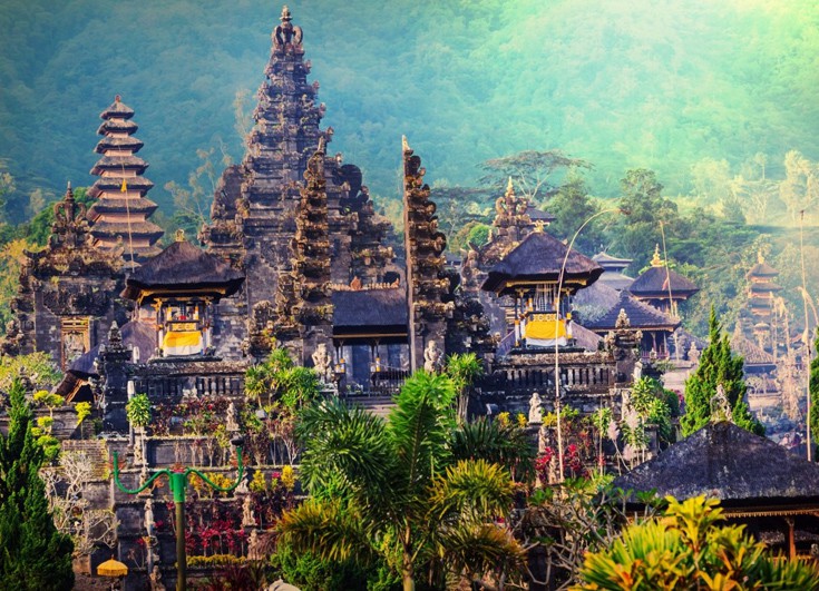 Ο ναός Pura Besakih καλύπτει μια τεράστια έκταση στο χωριό Besakih και σε συνδυασμό με το ορεινό τοπίο αποτελεί συνδυασμό που κόβει την ανάσα. Ο ναός Pura Besakih καλύπτει μια τεράστια έκταση στο χωριό Besakih και σε συνδυασμό με το ορεινό τοπίο αποτελεί συνδυασμό που κόβει την ανάσα.