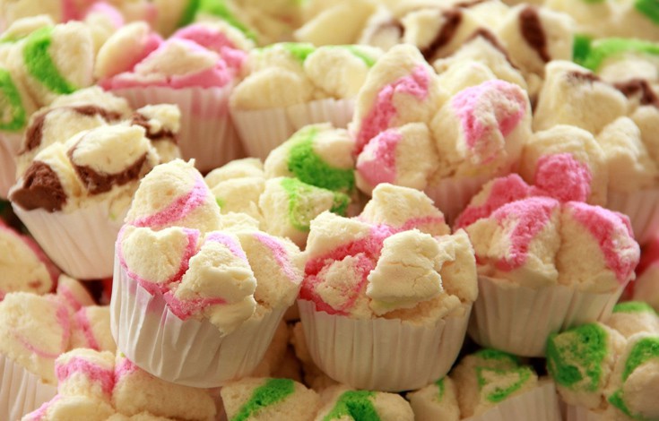 Τα Bolu Kukus είναι παραδοσιακά ινδονησιακά γλυκά που βγαίνουν σε… ποικιλία χρωμάτων. Τα Bolu Kukus είναι παραδοσιακά ινδονησιακά γλυκά που βγαίνουν σε… ποικιλία χρωμάτων.