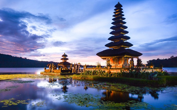 Ο ναός Ulun Danu Bratan βρίσκεται στην όχθη της λίμνης Bratan στο Μπαλί. Είναι αφιερωμένος στη Dewi Batari Ulun Danu, τη θεά των λιμών και των ποταμών. Ο ναός Ulun Danu Bratan βρίσκεται στην όχθη της λίμνης Bratan στο Μπαλί. Είναι αφιερωμένος στη Dewi Batari Ulun Danu, τη θεά των λιμών και των ποταμών.