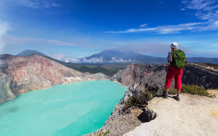 Στην καρδιά του κρατήρα του ηφαιστείου Ijen, στο νησί Ιάβα, βρίσκεται μια λίμνη με τιρκουάζ νερά. Μπορεί κανείς να απολαύσει την ομορφιά του τοπίου αλλά όχι τα νερά της λίμνης καθώς η οξύτητά τους είναι απαγορευτική. Στην καρδιά του κρατήρα του ηφαιστείου Ijen, στο νησί Ιάβα, βρίσκεται μια λίμνη με τιρκουάζ νερά. Μπορεί κανείς να απολαύσει την ομορφιά του τοπίου αλλά όχι τα νερά της λίμνης καθώς η οξύτητά τους είναι απαγορευτική.