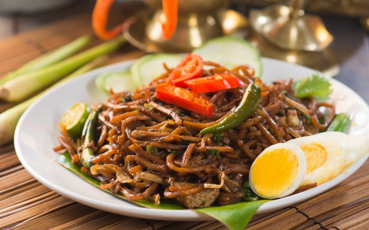 Mie Goreng, ένα από τα παραδοσιακά ινδονησιακά πιάτα με πικάντικα noodles και πολλές επιλογές κρεάτων και θαλασσινών. Mie Goreng, ένα από τα παραδοσιακά ινδονησιακά πιάτα με πικάντικα noodles και πολλές επιλογές κρεάτων και θαλασσινών.