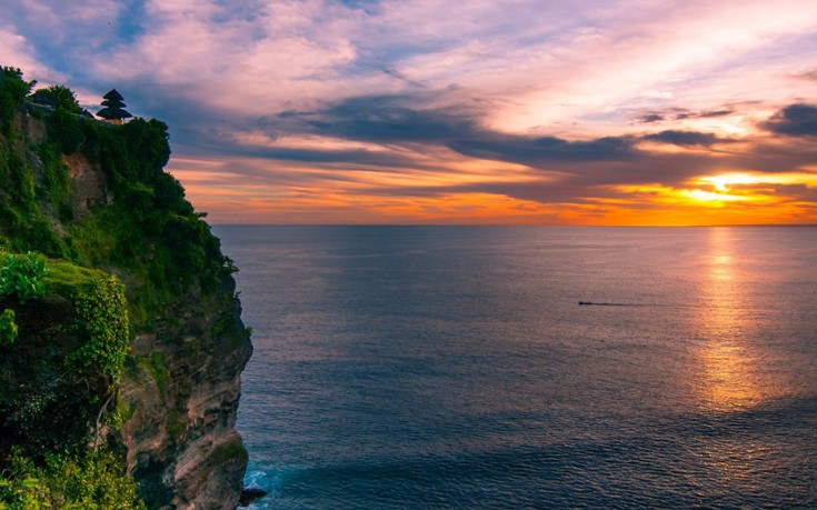 Ο ναός Pura Luhur Uluwatu βρίσκεται στην κορυφή ενός απόκρημνου βράχου σε ύψος 299 ποδών πάνω από την επιφάνεια της θάλασσας. Η θέα στον Ινδικό Ωκεανό κόβει την ανάσα. Ο ναός Pura Luhur Uluwatu βρίσκεται στην κορυφή ενός απόκρημνου βράχου σε ύψος 299 ποδών πάνω από την επιφάνεια της θάλασσας. Η θέα στον Ινδικό Ωκεανό κόβει την ανάσα.