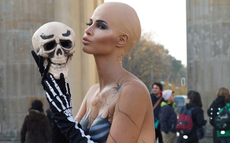 Η… φαλακρή γερμανίδα ιέρεια του Halloween