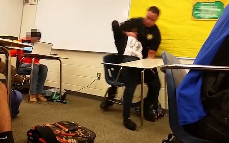 Απολύθηκε ο αστυνομικός που ξυλοκόπησε μαύρη μαθήτρια μέσα στην τάξη της