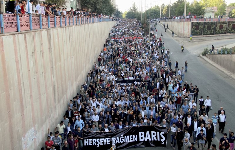 Πορεία διαμαρτυρίας στην Κωνσταντινούπολη για το μακελειό στην Άγκυρα