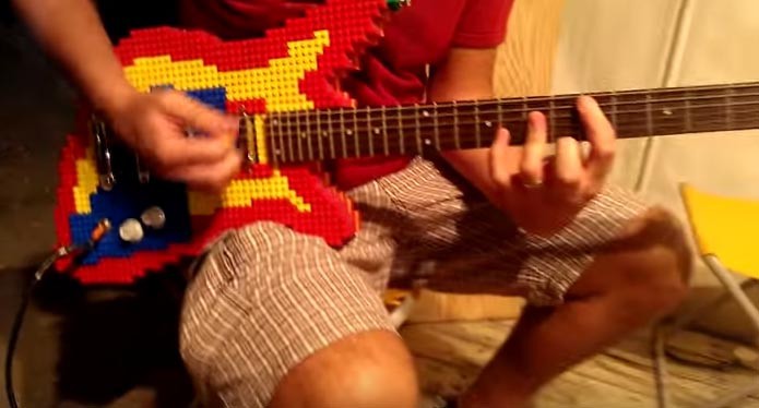 Ηλεκτρική κιθάρα φτιαγμένη από lego