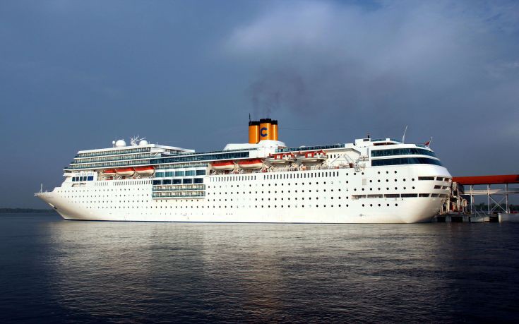 Έδεσε στο Βόλο το πολυτελές «Costa Neoromantica»