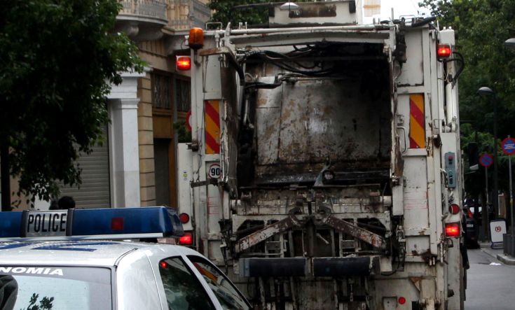 Εκρήξεις σε απορριμματοφόρο εν κινήσει στην Πάτρα