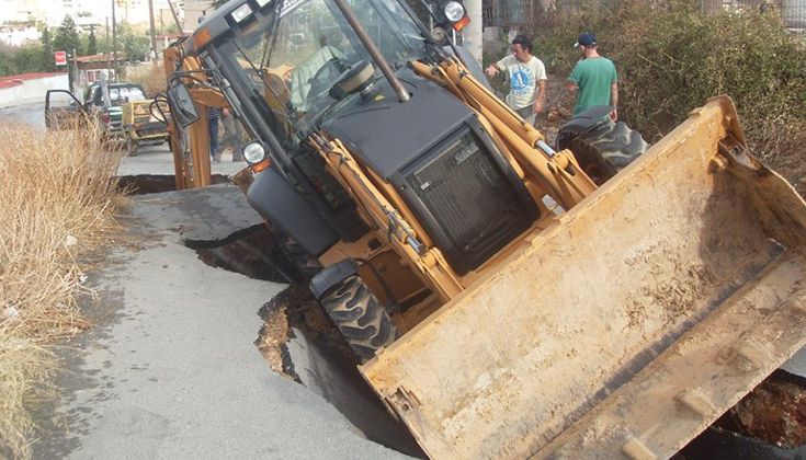 Ο δρόμος «κατάπιε» μπουλντόζα στο Ηράκλειο