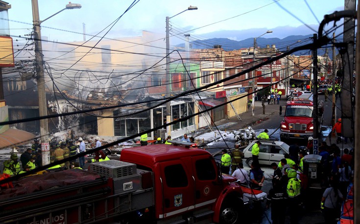 Αεροσκάφος κατέπεσε μέσα στα σπίτια στην Κολομβία