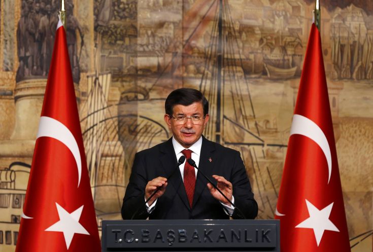 Νταβούτογλου: Η Τουρκία καταβάλλει προσπάθειες να ελέγξει τα σύνορα με τη Συρία