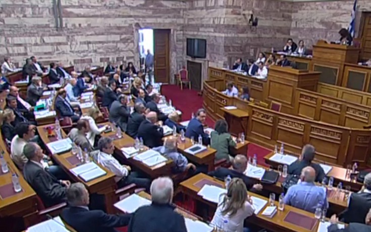 Ένταση και αποχωρήσεις στη Βουλή για τις τηλεοπτικές άδειες