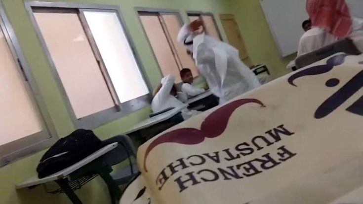 Δάσκαλος στο Ντουμπάι ξυλοκοπεί άγρια μαθητή στην τάξη