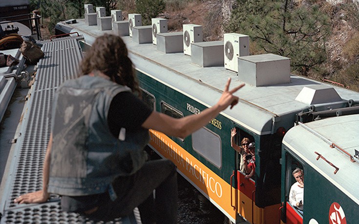 Οι άνθρωποι που ταξιδεύουν στις οροφές των τρένων