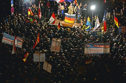 Πορεία 8.000 ακροδεξιών κατά των προσφύγων και της πολιτικής της Μέρκελ