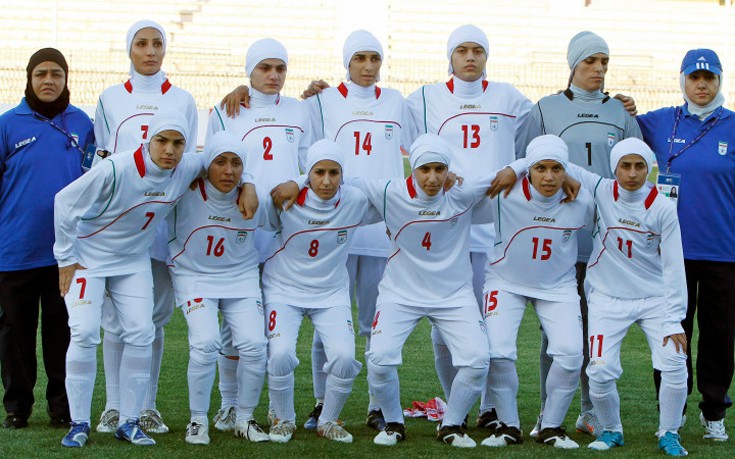 Με 8 άντρες αγωνίζεται η γυναικεία ομάδα ποδοσφαίρου του Ιράν!