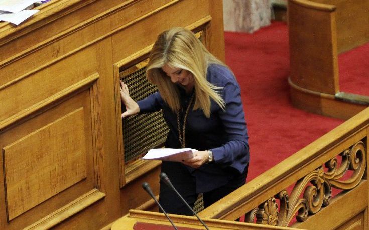 Η Γεννηματά σκόνταψε την ώρα που ανέβαινε στο βήμα
