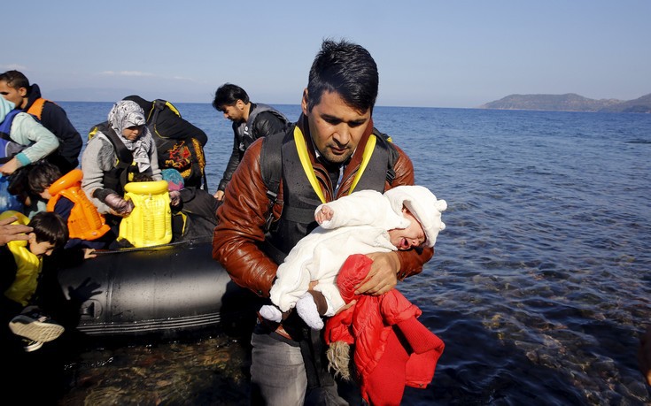 Οι τρεις γιαγιάδες της Λέσβου, το προσφυγόπουλο και ένα μπιμπερό με γάλα