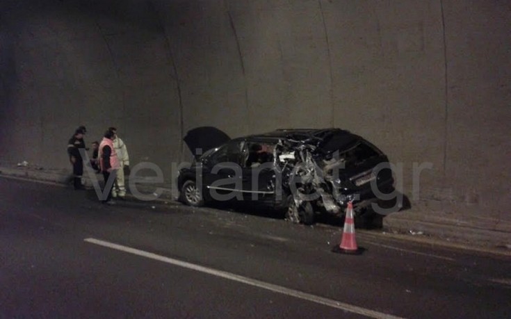 Σφοδρή σύγκρουση νταλίκας με ΙΧ σε τούνελ της Εγνατίας
