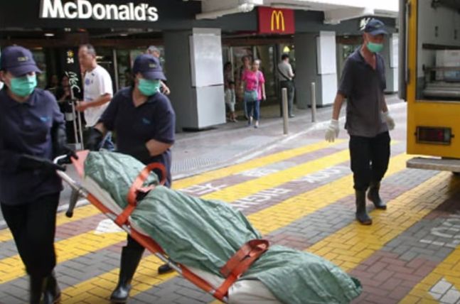Έμεινε νεκρή για ώρες σε τραπέζι κατάμεστου εστιατορίου στο Χονγκ Κονγκ