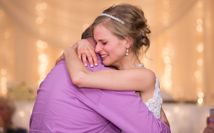 Νύφη που επέζησε από καρκίνο χορεύει με το δότη της