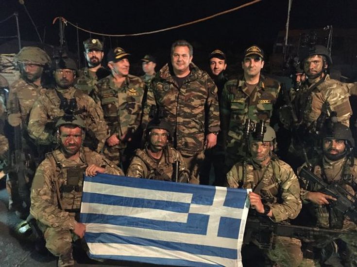 Ο Πάνος Καμμένος ποζάρει με τα ΟΥΚ