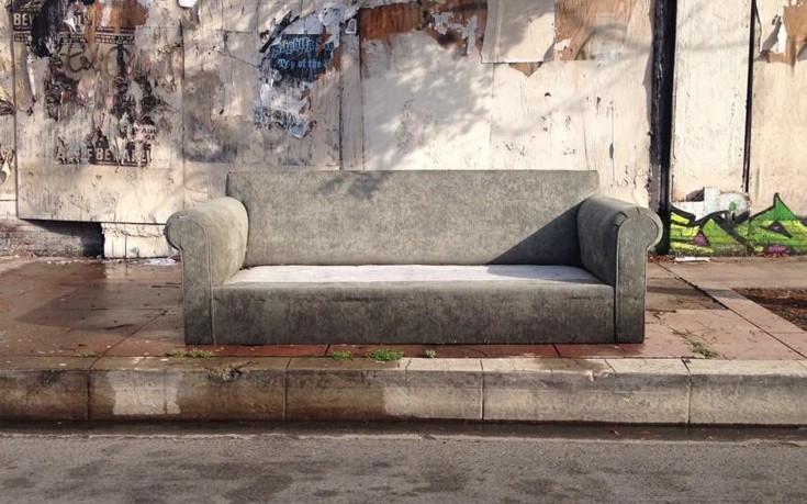 Τι δείχνουν οι παλιοί καναπέδες στους δρόμους της πόλης