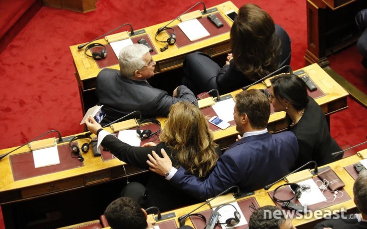 Selfie έβγαζαν οι βουλευτές της ΝΔ πριν την ομιλία Ολάντ