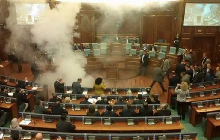 Δακρυγόνα στη Βουλή του Κοσόβου