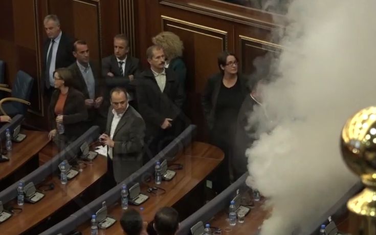 Δακρυγόνα στη Βουλή του Κοσόβου για ακόμα μια φορά