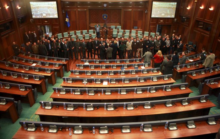 Άνοιξαν πανό στη Βουλή του Κοσόβου ενώ μιλούσε ο Φίσερ
