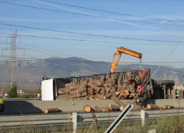 Γέμισε κορμούς ξύλων η Εγνατία στο ύψος του Πολύμυλου