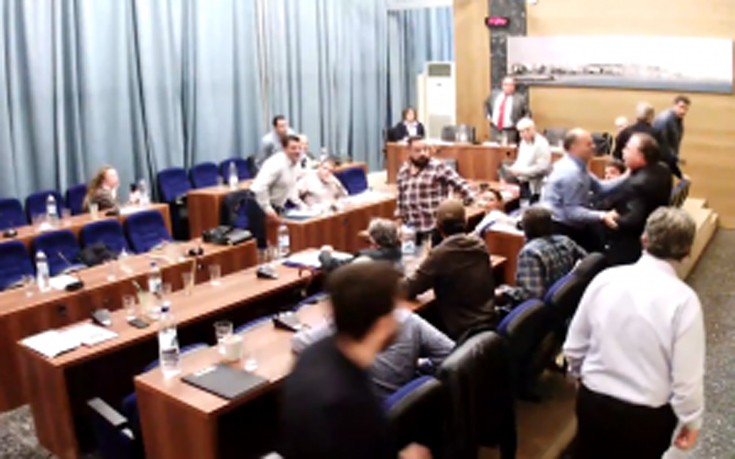 Πιάστηκαν στα χέρια στο δημοτικό συμβούλιο Ρεθύμνου